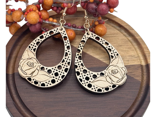 Wooden rattan earrings with rose